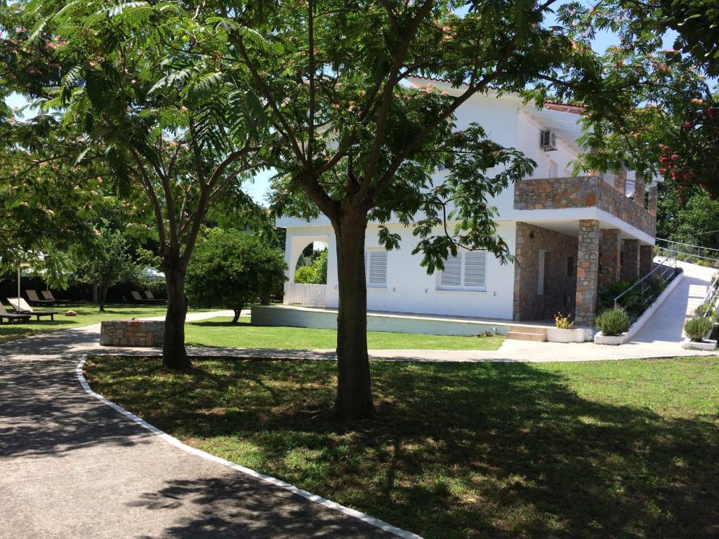 Villa Jeanna family apartments in Troulos Skiathos